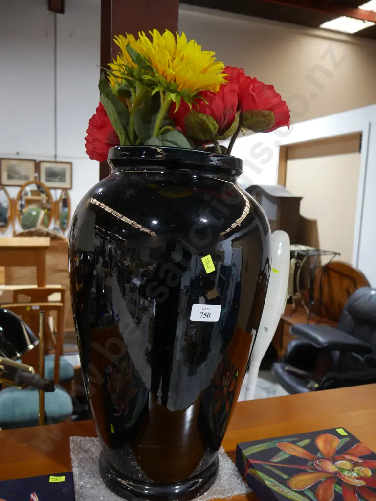 Large black vase and artificial flowers Image 1++