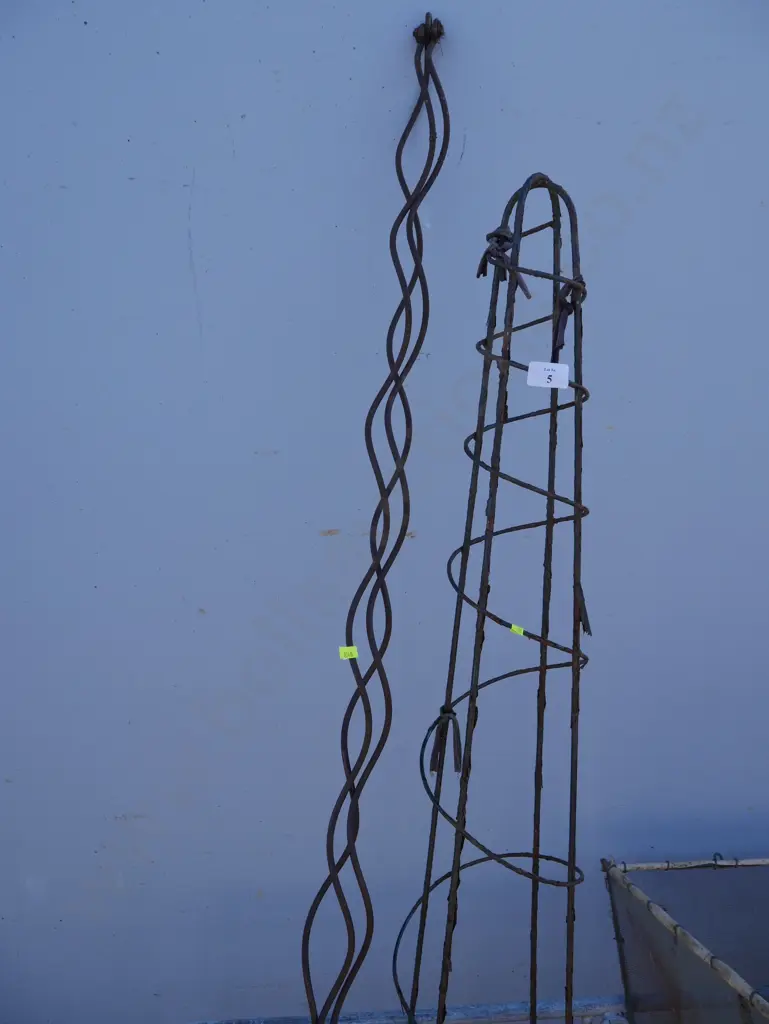 Wire stands Image 1++