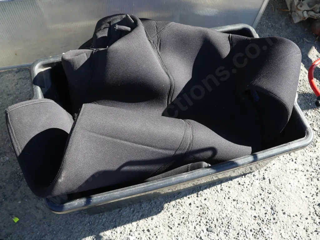 Box with wetsuit Image 1++