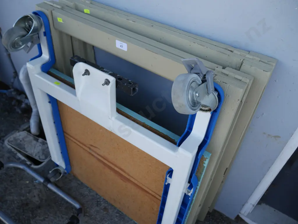 Workshop trolleys and table legs Image 1++