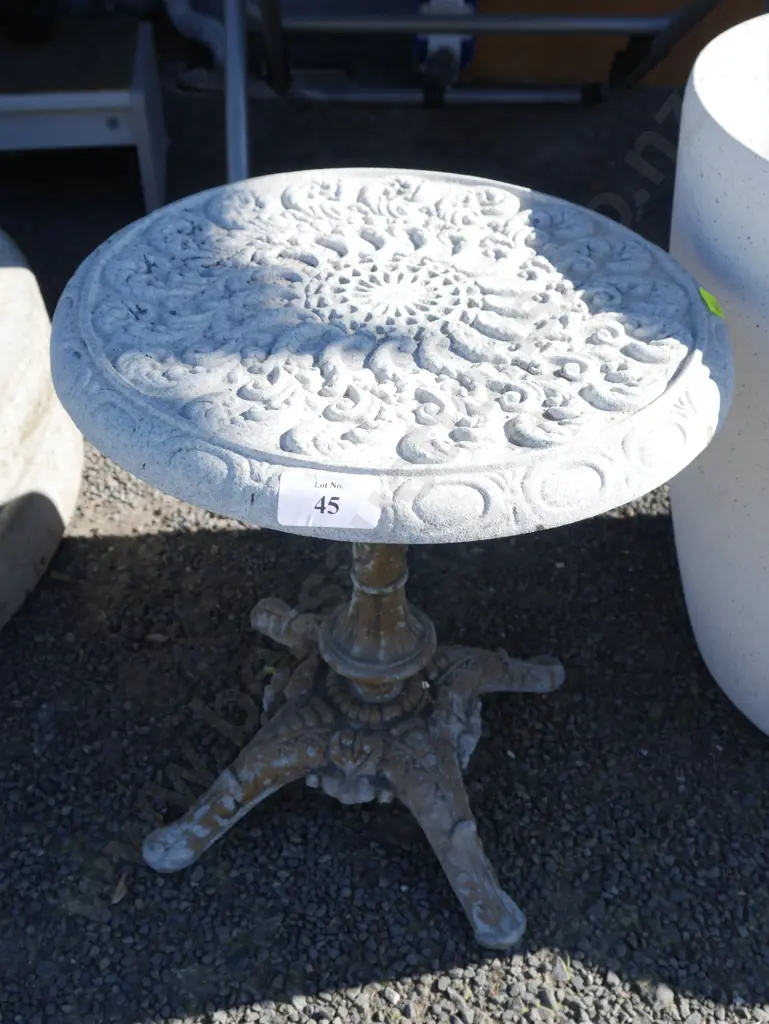 Small outdoor metal table Image 1++