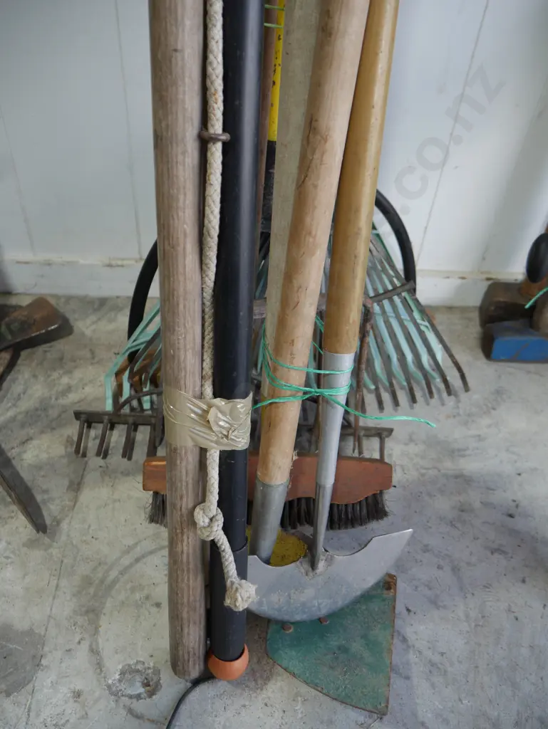 Assorted tools Image 1++