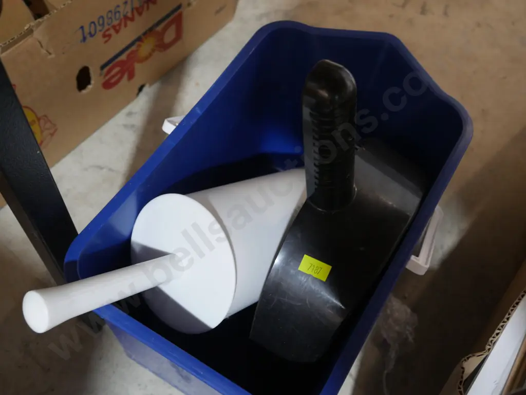 Bucket, toilet brush and dust pan Image 1++