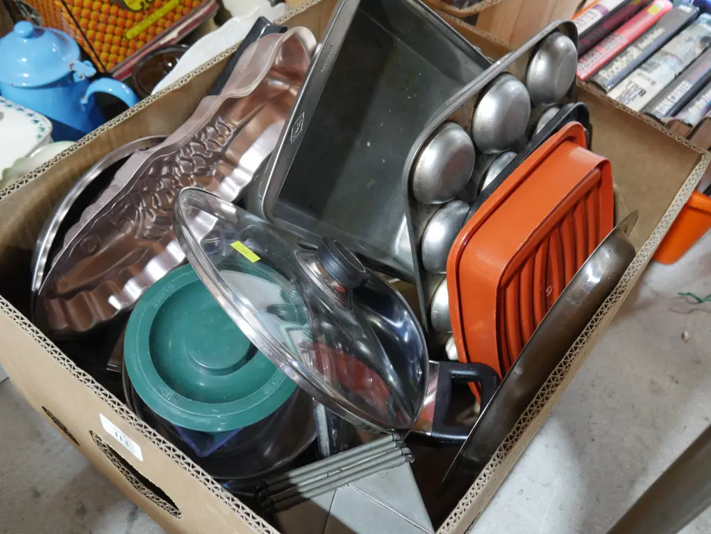 Pots, lids, baking trays etc Image 1++