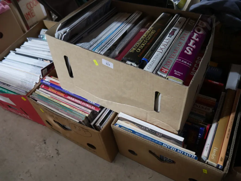 4 boxes books etc. - Dolls Image 1++