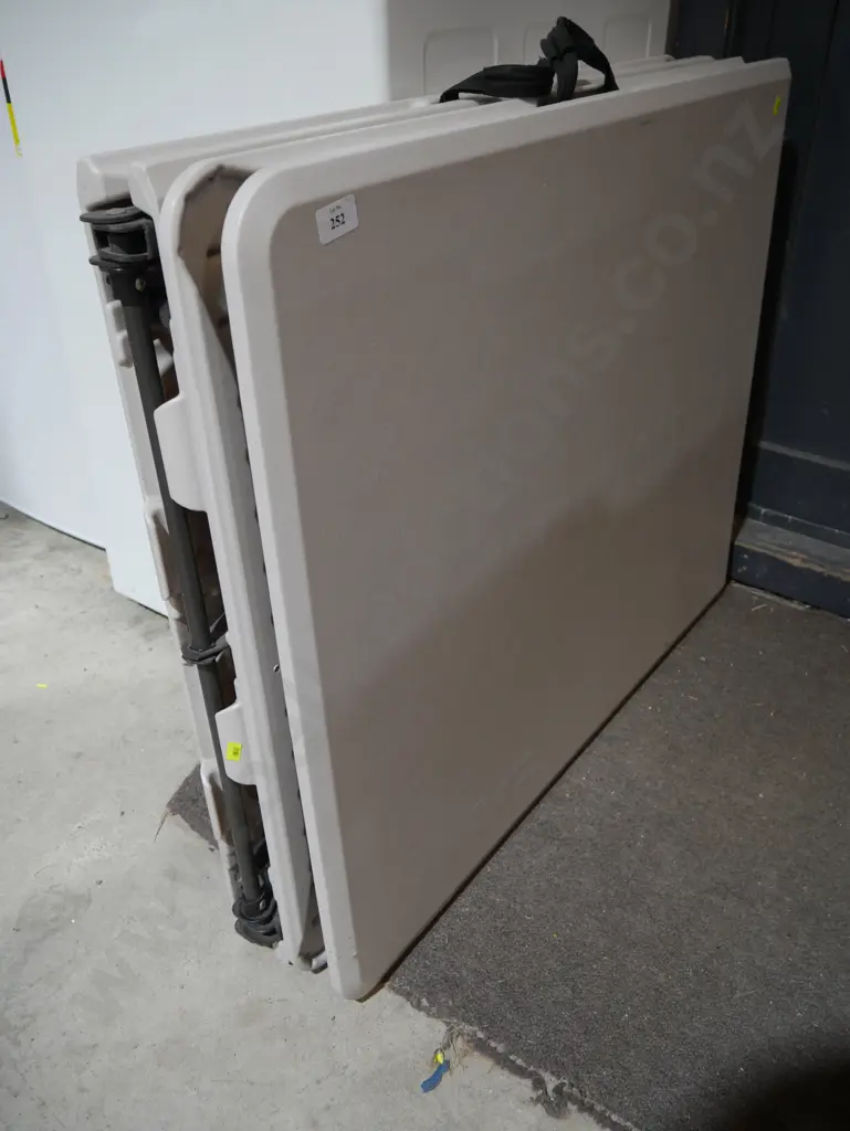 2 trestle tables Image 1++