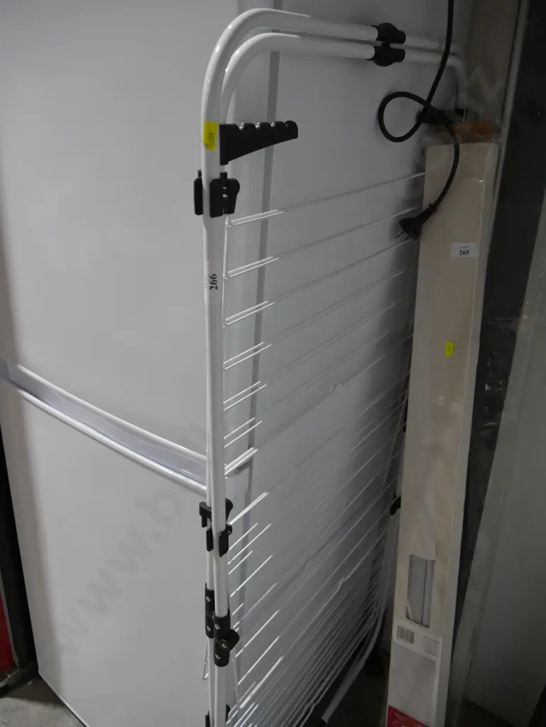Clothes rack Image 1++