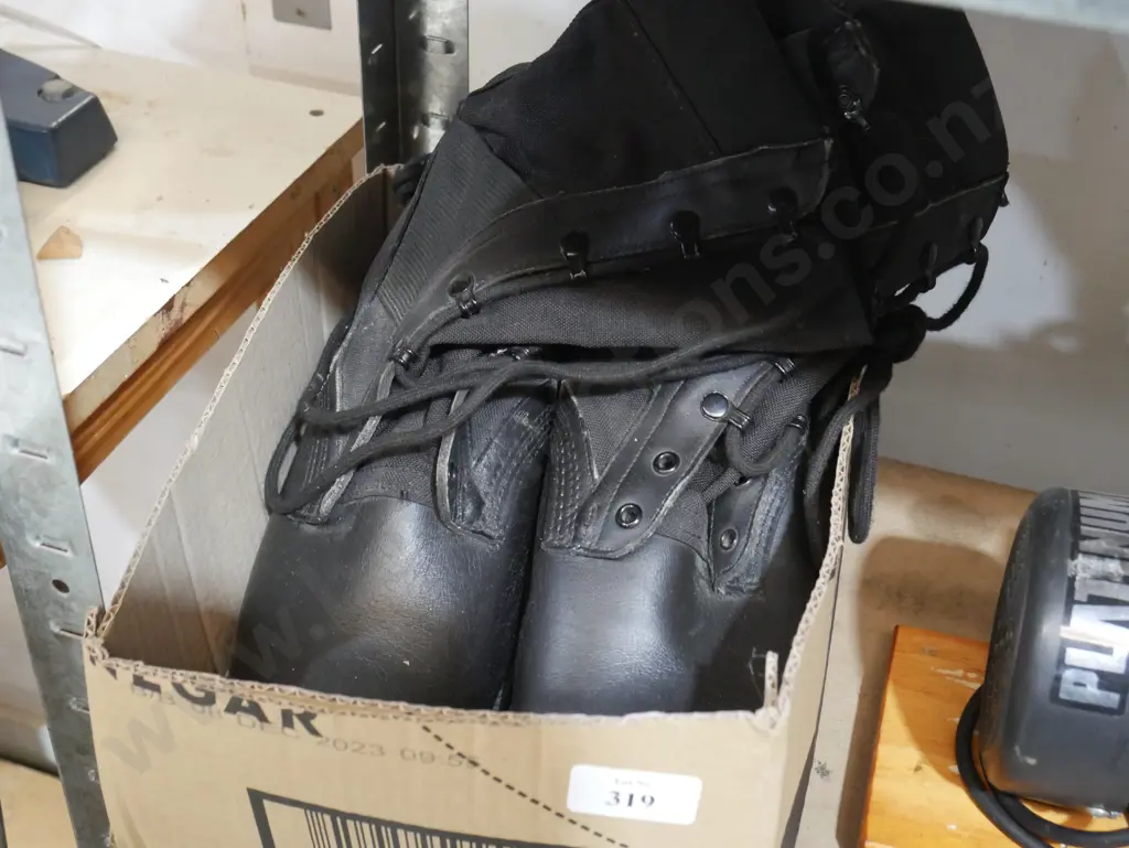Pair boots Image 1++