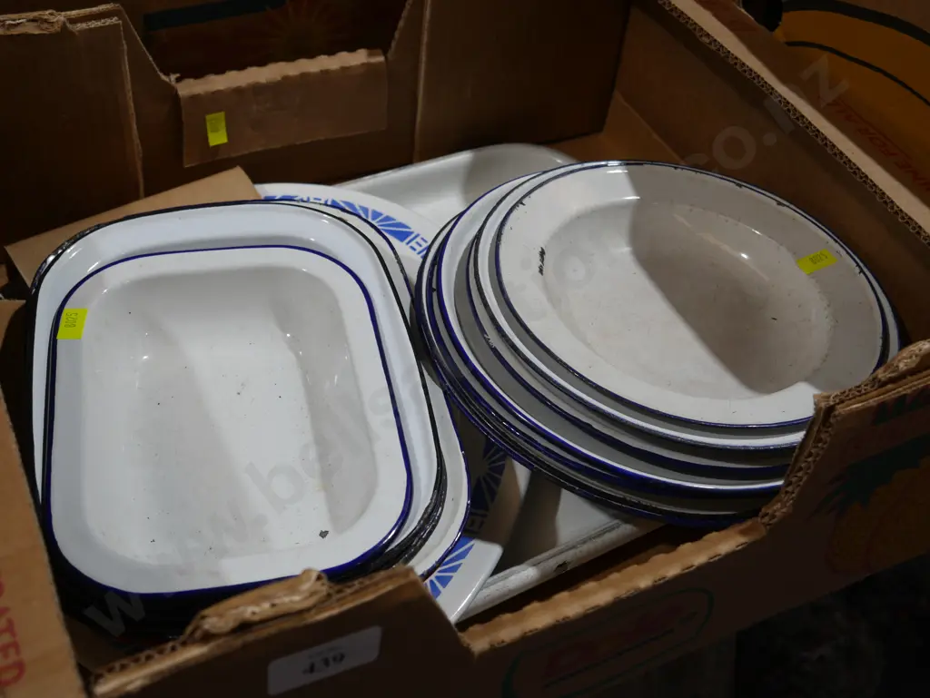 Enamel dishes etc Image 1++