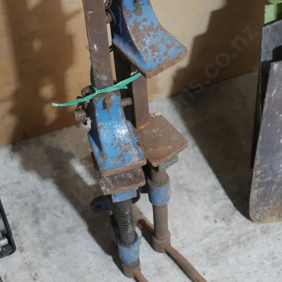 2 sash clamps