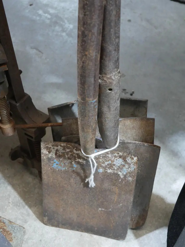 4 shovels Image 1++