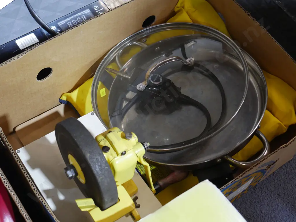Box with life vest, electric pan ect Image 1++