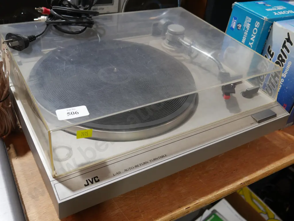 JVC turntable Image 1++
