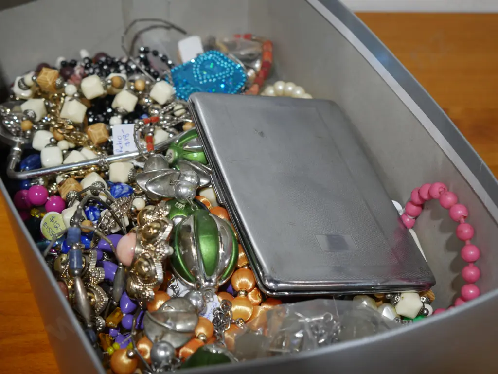 Costume jewellery Image 1++
