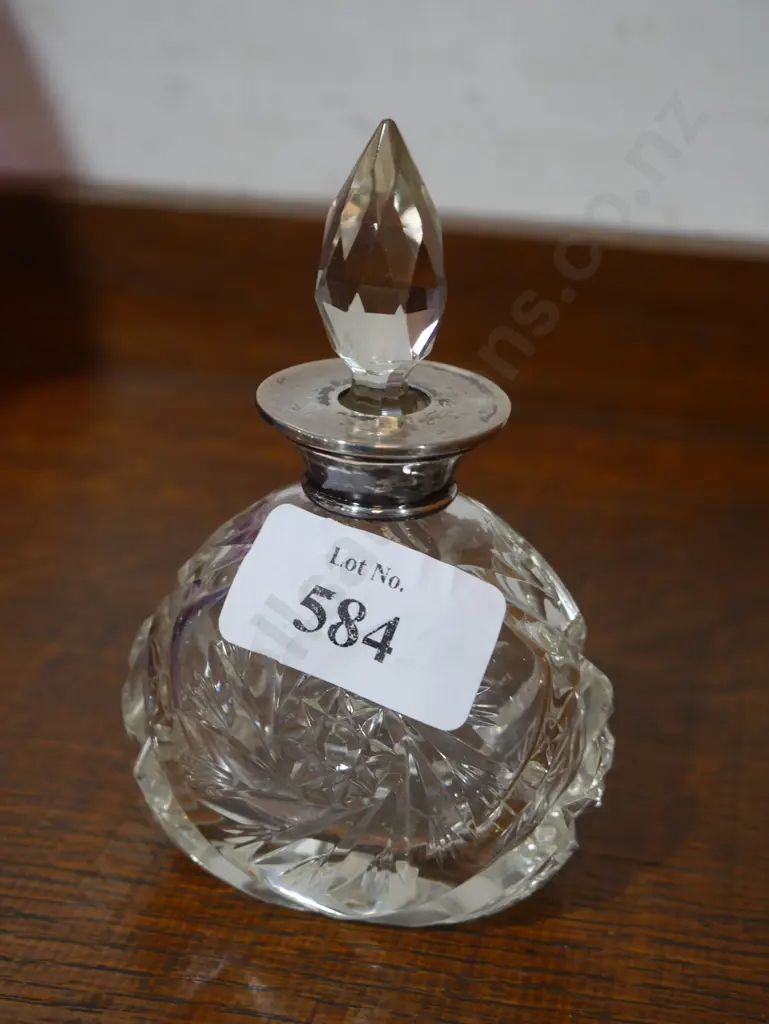S/silver top scent bottle Image 1++