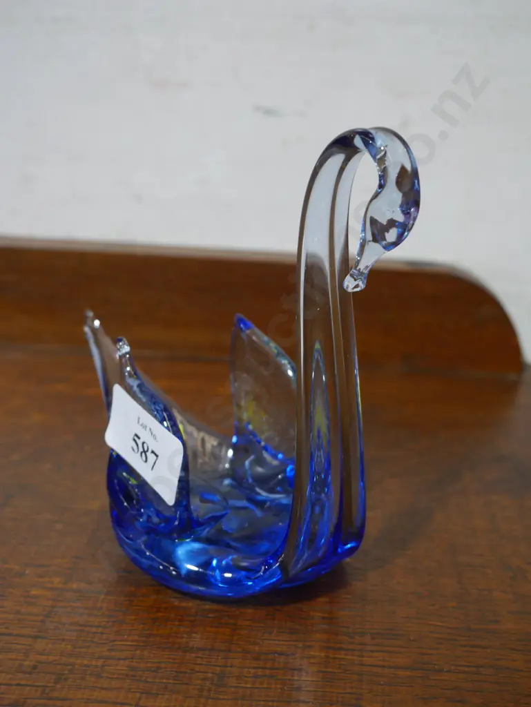 Glass swan Image 1++