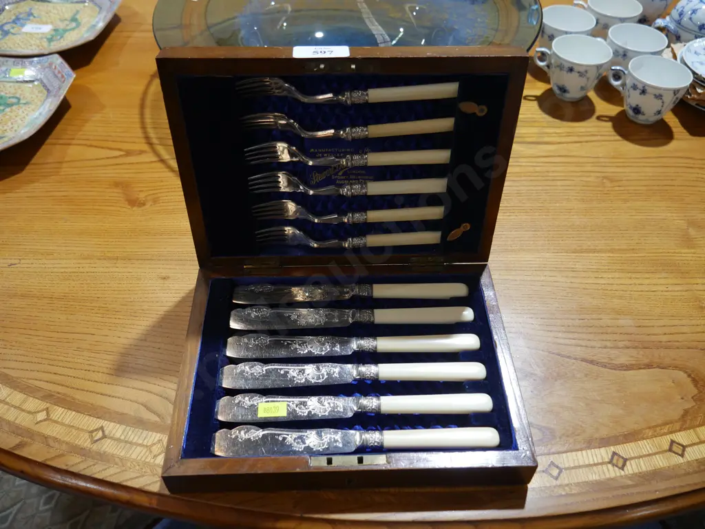Cased fish knives and forks Image 1++
