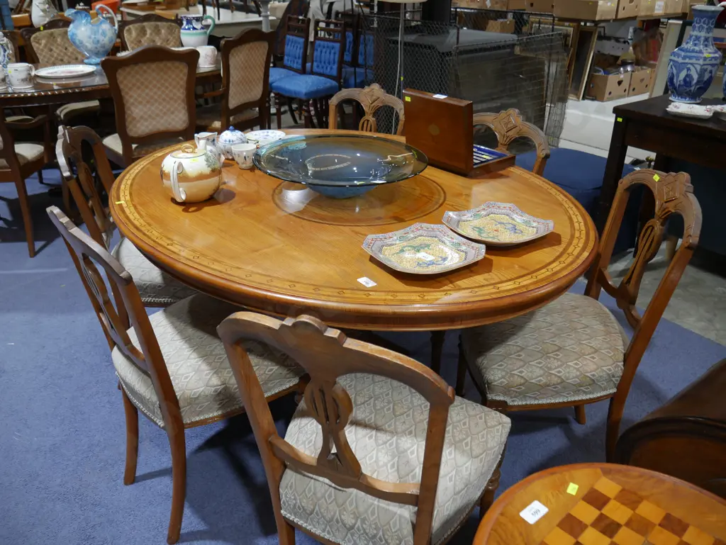 Antique Table and 6 chairs Image 1++