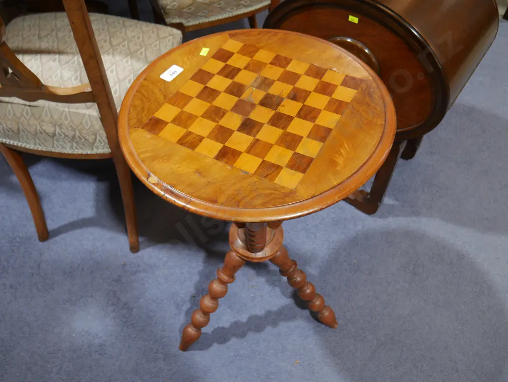 Inlaid wine table Image 1++