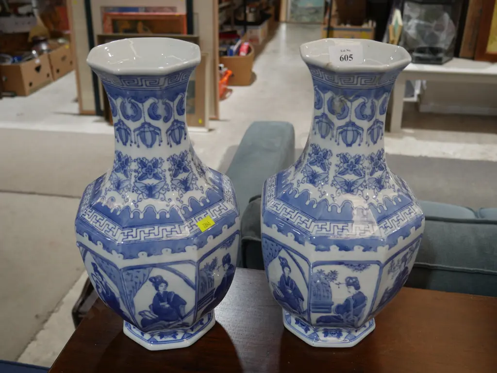 Pair blue and white vases Image 1++
