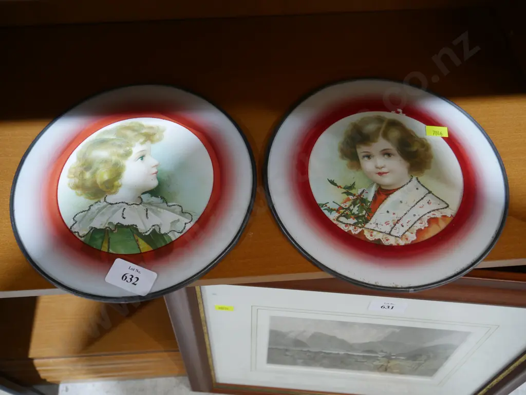 Pair of glass portraits Image 1++