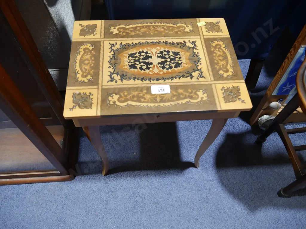 Inlaid small table Image 1++