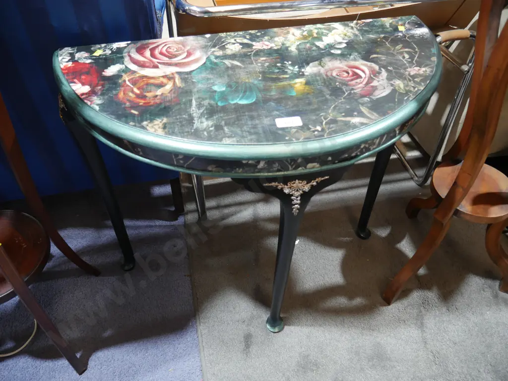 Half round table Image 1++