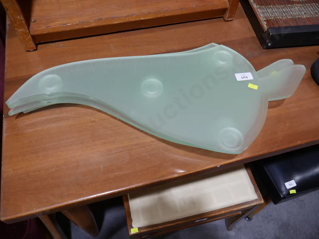 4 plastic leaf plates Image 1++