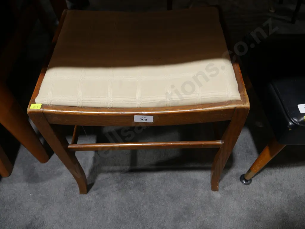 Oak stool Image 1++