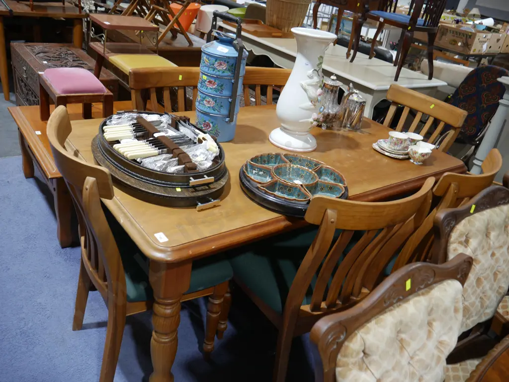 Table and 6 chairs Image 1++