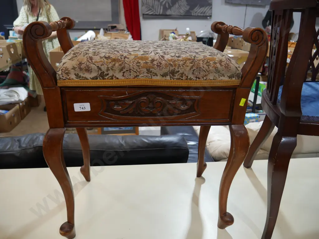 Piano stool Image 1++