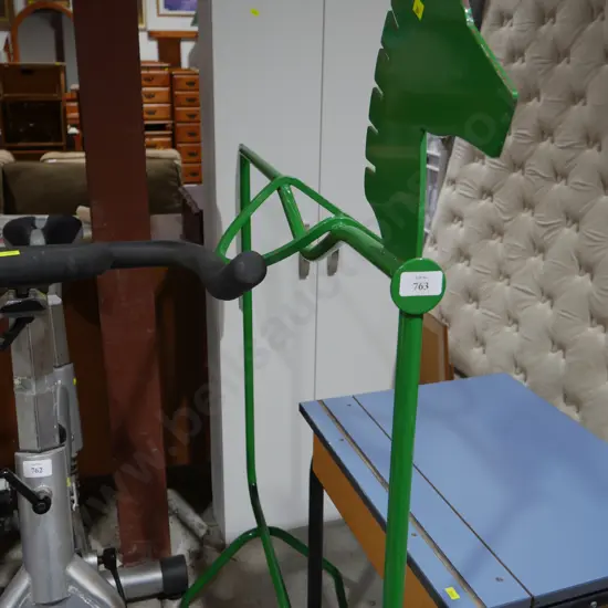 Saddle stand