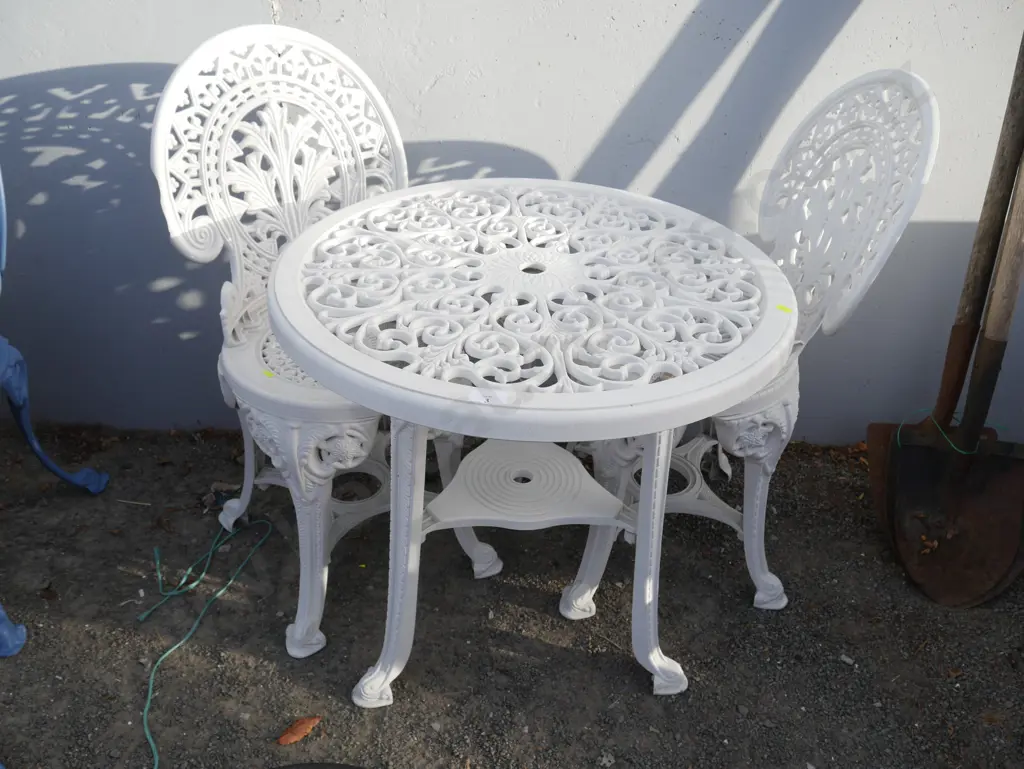Plastic outdoor table and 2 chairs Image 1++