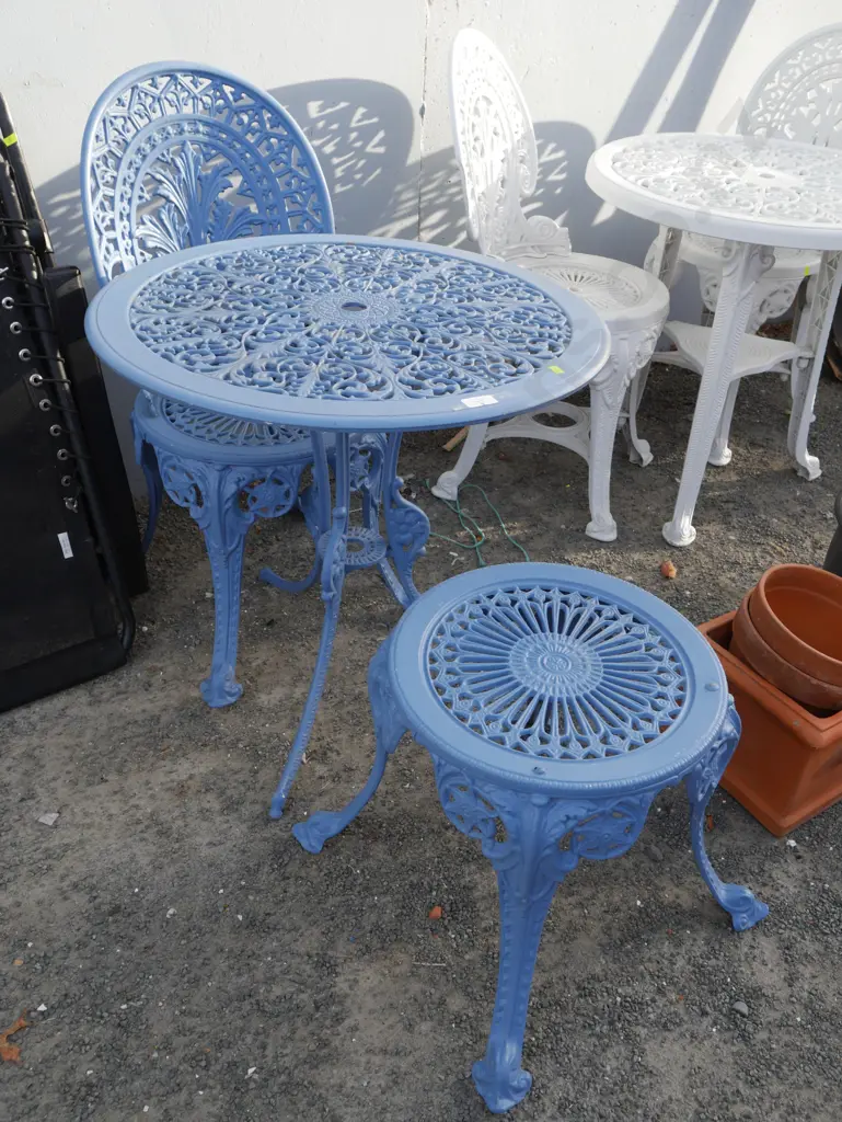 Outdoor table, 1 chair and stool Image 1++