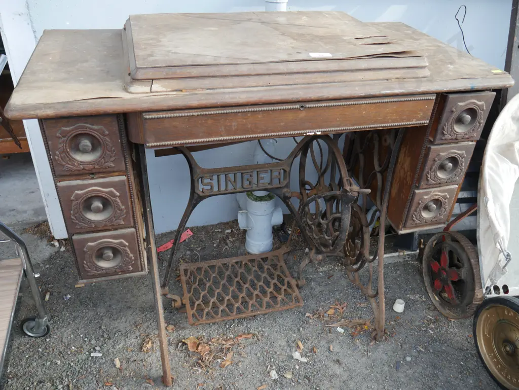 Treadle sewing machine Image 1++