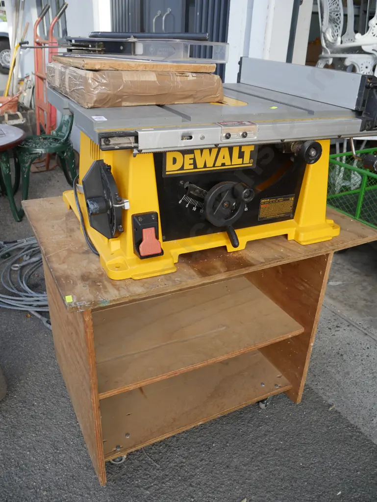 DeWalt bench saw Image 1++