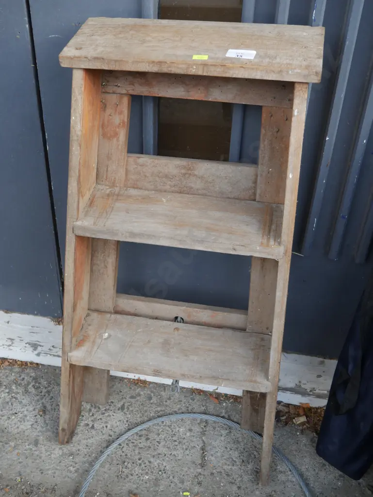 Wooden step ladder Image 1++