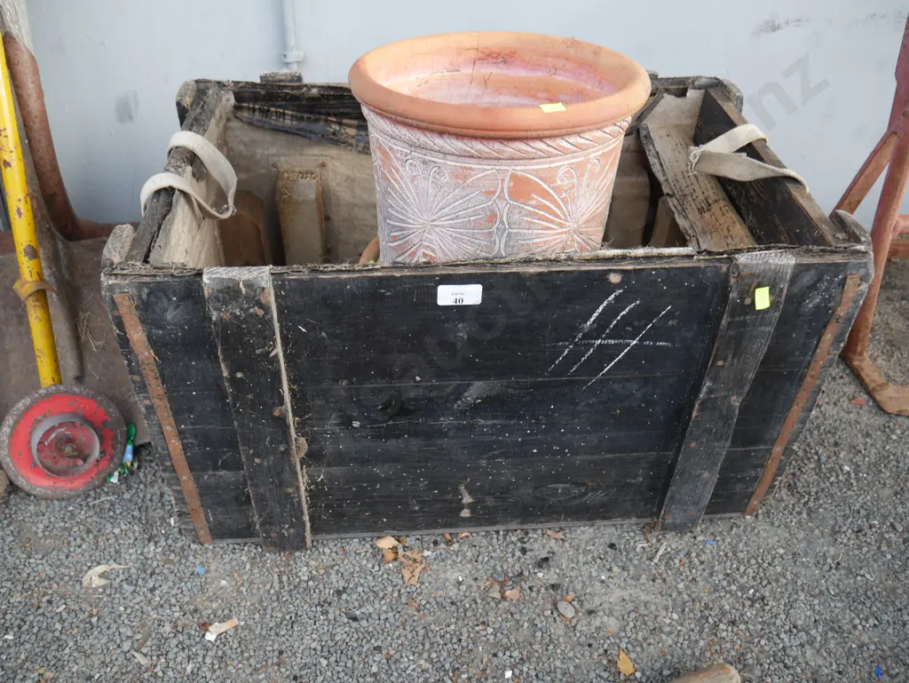 Wooden trunk, 2 plant pots Image 1++