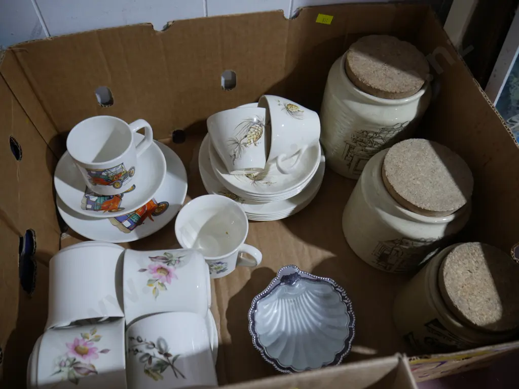Crown Lynn dinnerware etc Image 1++