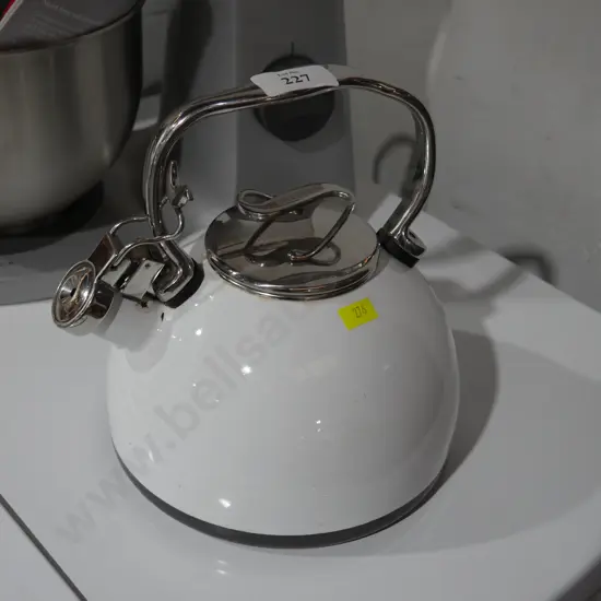 Circulon whistling kettle