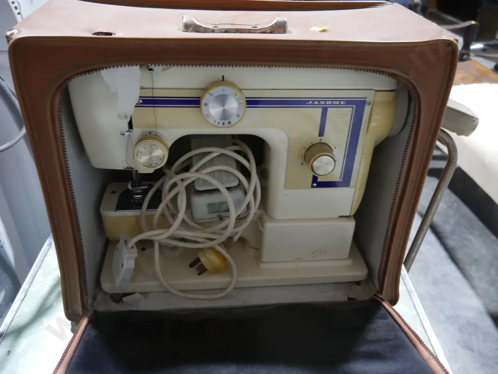 Janome sewing machine Image 1++