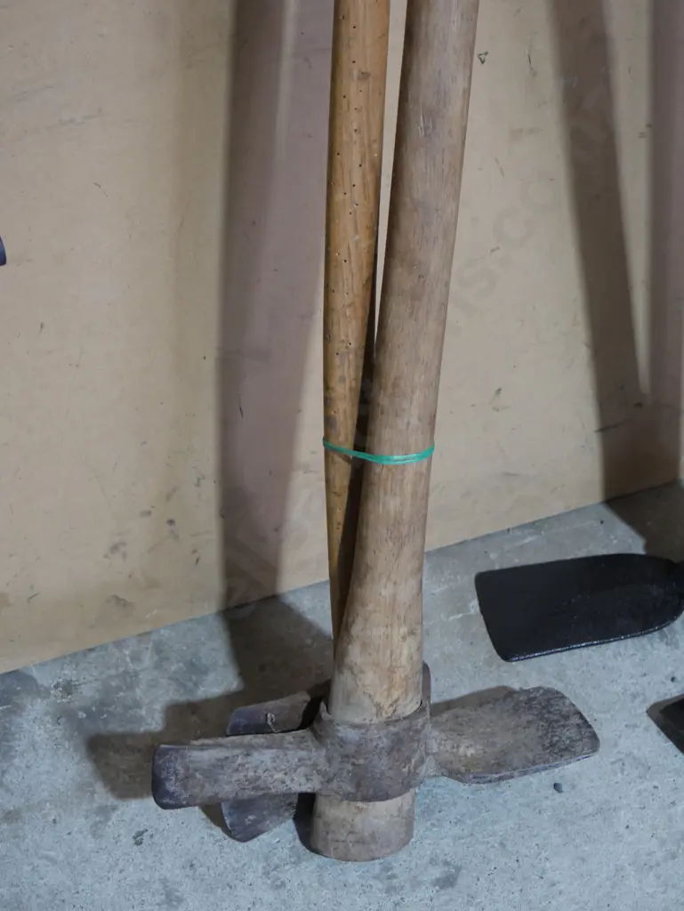 Axe & grubber Image 1++