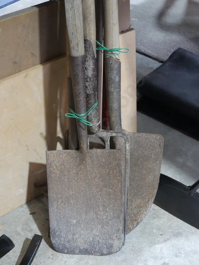 Assorted garden tools Image 1++
