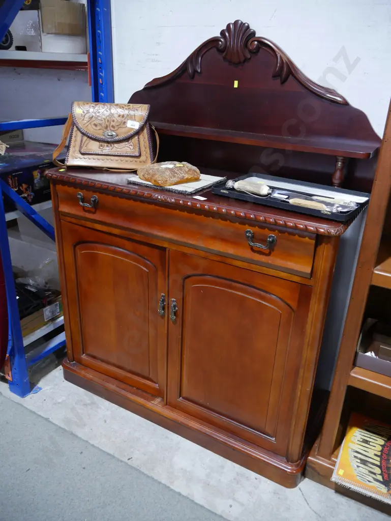 Sideboard Image 1++