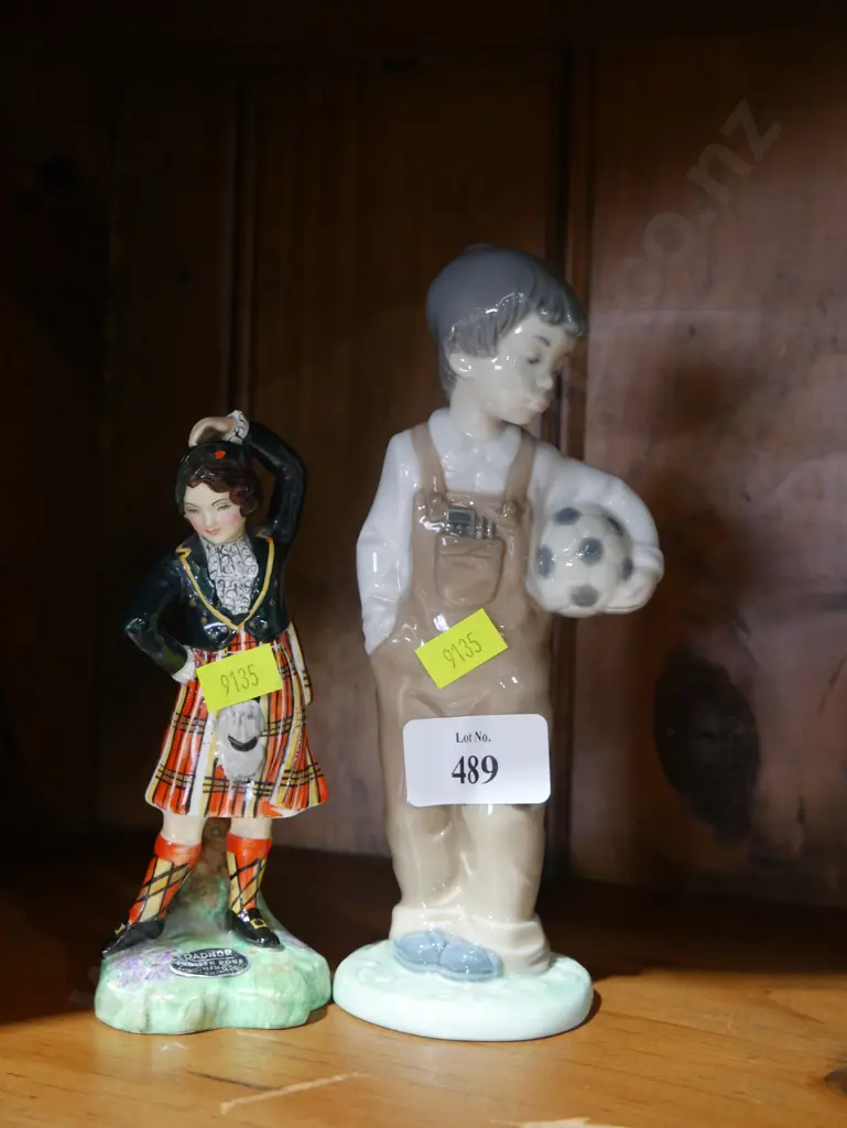 Nao & Radnor figurines Image 1++