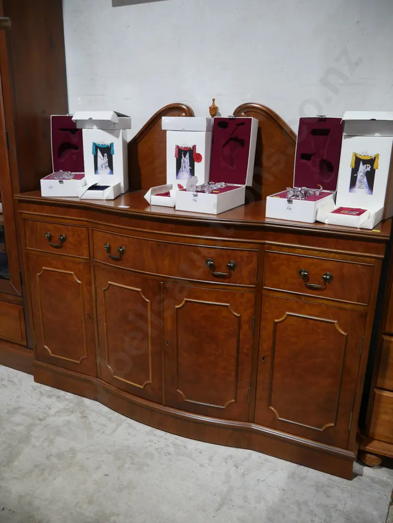 Sideboard Image 1++