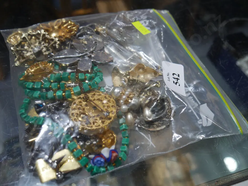 Costume jewellery Image 1++