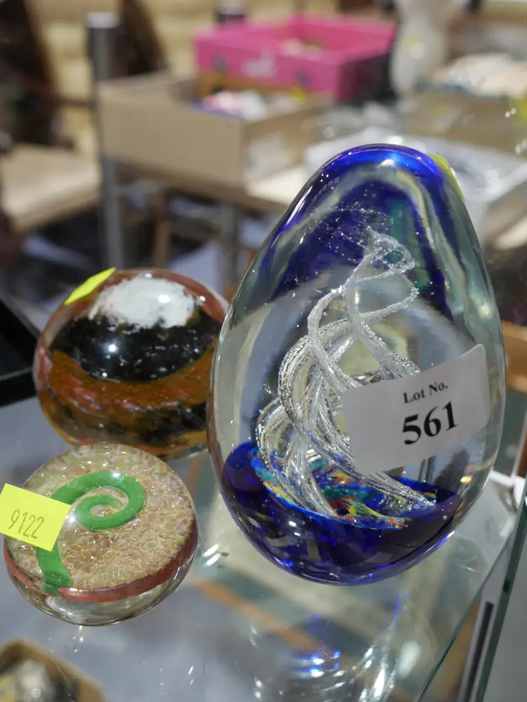 3 glass paperweights Image 1++