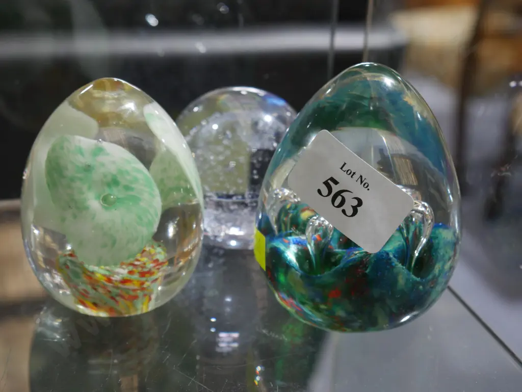 3 glass paperweights Image 1++