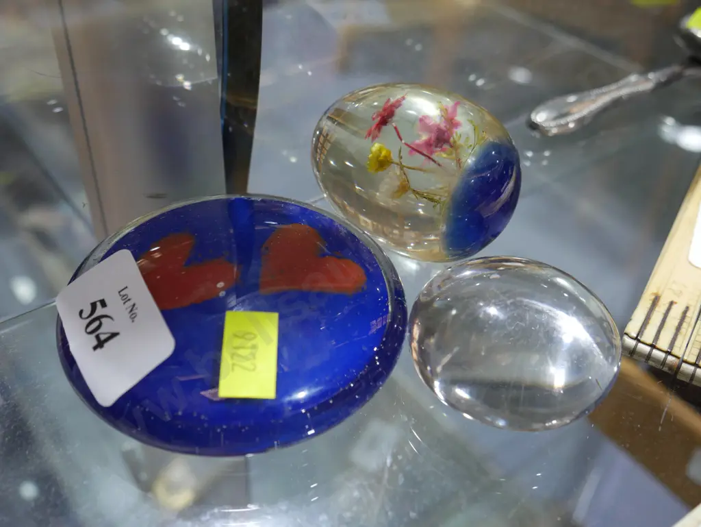 3 glass paperweights Image 1++